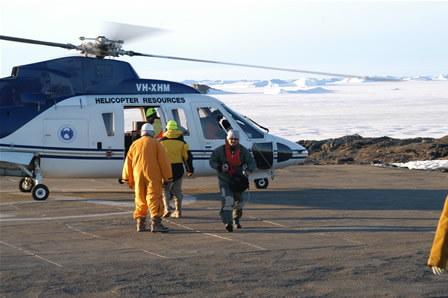 2009年1月15日山口氏無事到着 ヘリコプターから降りてこちらに向かって歩いているのが山口氏