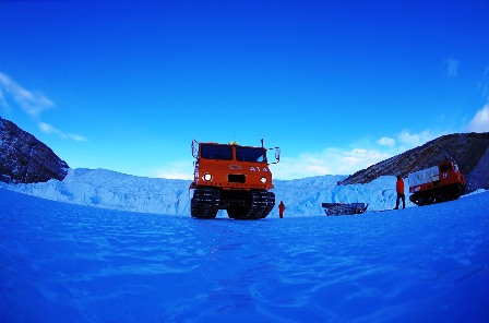 ハムナ氷瀑と雪上車（SM40）