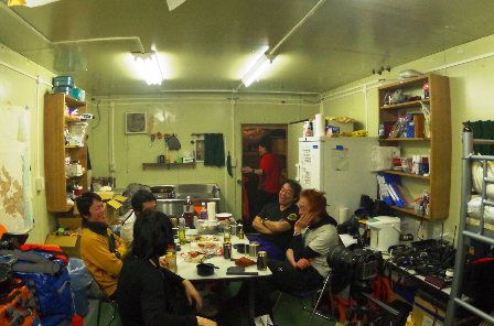 南極大陸沿岸の観測拠点小屋での夕食時の団欒