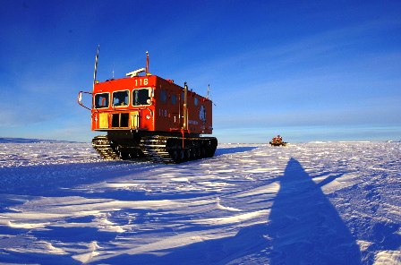 雪上車（SM100） 南極では欠かせない移動手段