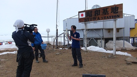 南極授業では、カメラマンとして国内との中継の映像を届けるため何度もリハーサルを繰り返しました。
