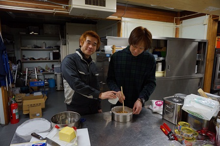 元々ご飯を作るのはお手の物だったので、昭和基地では、甘いもの好きな隊員と一緒にスイーツを作ります。写真は国立極地研究所の南極観測ホームページ「昭和基地NOW」にも載ったベイクドチーズケーキを焼いた時の写真です。