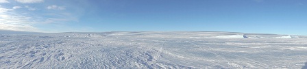 一面の白銀の世界南極大陸の入り口にある「とっつき岬」から昭和基地方面を見た時の風景。自分たちが残したわだちのほかには何もない。植物だけでなく生物もほとんどいない世界が南極には残っています。