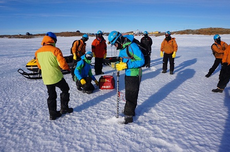 海氷上でのドリルの使い方の講習。その他にも海氷上にあるクラック（割れ目）の通過の仕方など安全に海氷を渡りルート工作するための知識を身に着けます。