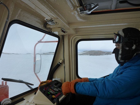 雪上車運転講習の様子。昭和基地から南極大陸に行くのも、除雪するのも雪上車の仕事。命を預ける大事な相棒の動かし方をしっかり覚えます。
