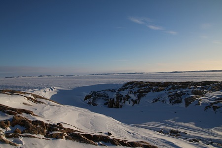 向岩から海を望む。手前の岩場は南極大陸です。
