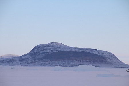 東オングル島から見た長頭山。写真は3月に撮影したもの。