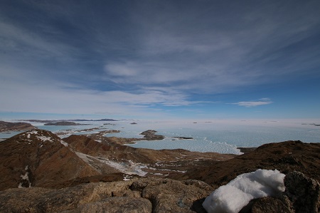 山頂からの眺望。青いところは、表面の雪が吹き飛ばされて凍った海水が露出した裸氷。