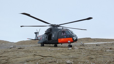 西オングル島に着陸した自衛隊ヘリコプター、冬は雪上車で来ましたがこの時期に雪上車は海氷を走れない為、ヘリコプターで移動します。