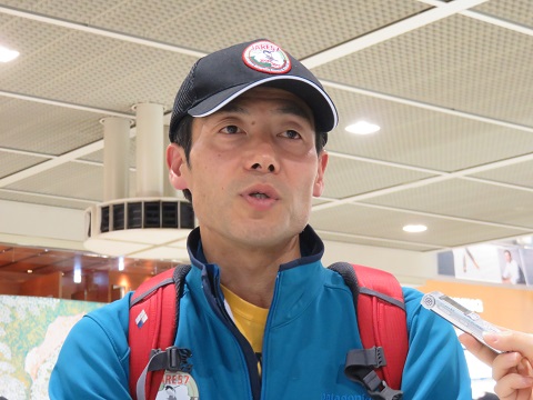 第57次南極観測隊の田村氏インタビュー風景 成田空港出発ロビーにて