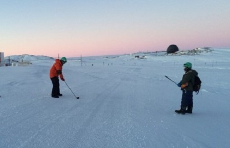 休日に他の隊員とプラ製の練習用ボールで雪上ゴルフ