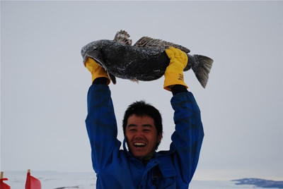 ライギョダマシを釣り上げた熊谷氏