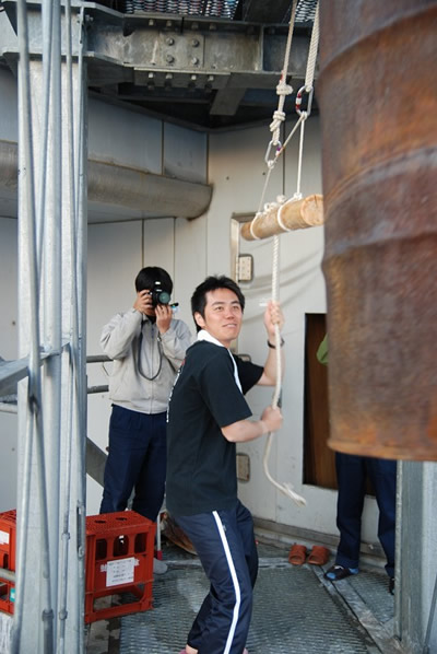 除夜の鐘をつく熊谷氏