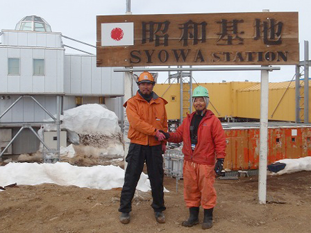 昭和基地19広場にて（左：51次隊金城氏 右：50次隊山口氏）