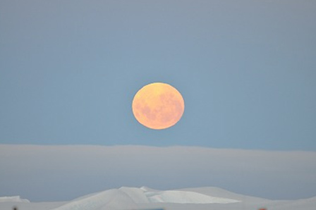 南極の満月