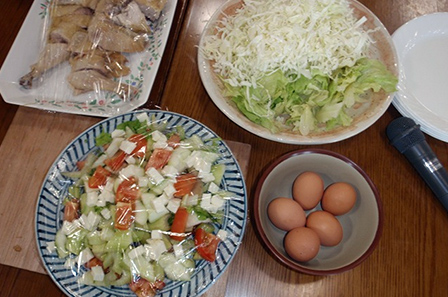 届いた新鮮な野菜、卵などを夕食に