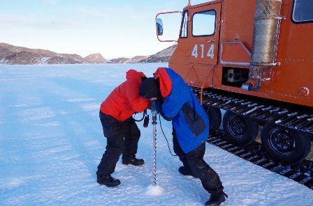 ルートの目印、旗を立てる穴をドリルで開ける