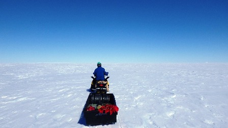 見渡す限りの雪原 実はここ、凍った海の上なんです