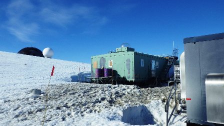 私の職場、衛星受信棟 砂を撒いて雪を融かしています