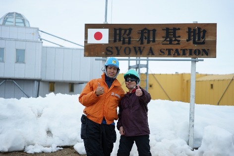 無事、昭和基地に到着した水田氏（左）。第54次隊員の田仲宏至氏とポーズ