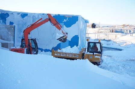 パワーショベルを使って棟付近に積もった雪をすくってダンプで雪の廃棄場所まで移動させていきます。何十回も繰り返し除雪していきますが、雪の量が多いので多くの時間を取られます。