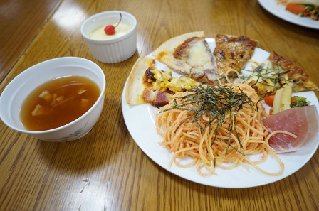 多目的調理隊員特製イタリアンフェア～メニュー～コンソメスープ 生ハムと温野菜のサラダ 明太子スパゲッティ 4種類のピザ ドルチェ（とろけるプリン）