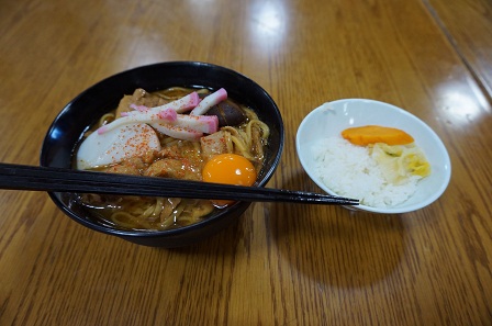 育ちの地、名古屋名物味噌煮込みうどん。南極では菌が非常に少ないため生卵は結構日持ちしています。