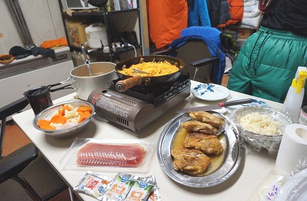 小屋の中での食事の様子。野外旅行の時には食事当番となり、毎食暖かいご飯を作りました。寒い野外行動を行う上で美味しいご飯を食べるのは、明日の活力のためにも大事なことです。少しでもパーティの皆に美味しいと思ってもらえることと、栄養のバランスが偏らないようなご飯を作ることを心がけました。