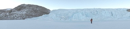 ハムナ氷瀑と呼ばれる、南極大陸から海へ氷河が流れ落ちる場所。何千年、何万年と少しずつ移動してきた氷河がここから海へと流れ、海氷となります。
