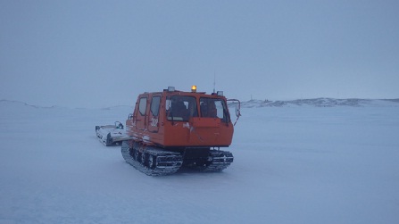 重量の軽いスノーモービルが先行して氷の厚さを測った後に雪上車が進みます。