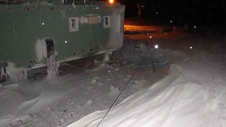 午後7時頃の写真。白く光っているものは降雪です。