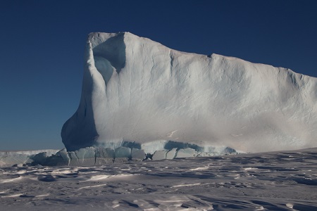 ルート近くの氷山。50mくらいの距離から撮影しました。氷山の周囲はウインドスクープと呼ばれる窪地ができていて、危ないので近づくことはできません。
