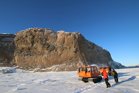 スカルブスネスにあるシェッゲという岩壁。氷河に削られて手前側が切り立った崖のようになっていますが、反対側は普通のなだらかな斜面になっています。高さは400mです。