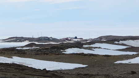 遠くに見える昭和基地。基地では食事の時間を知らせるサイレンが鳴りますがそのサイレンも聞こえます。