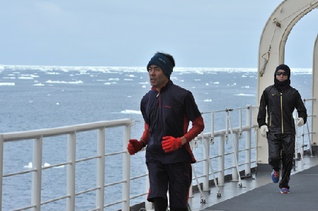 流氷群を見ながら甲板をジョギング