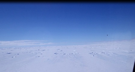 上空から見た海上に広がる無数の氷山群