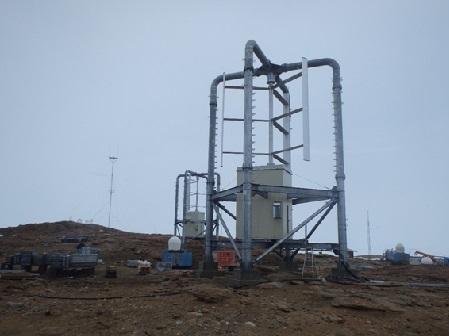 57次隊にて完成した風力発電機2号機(手前)と 56次隊で完成した1号機(奥)