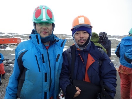 基地内ヘリポートにて最終便に乗り込む前の藤澤隊員と （橙色ヘルメットが藤澤隊員）