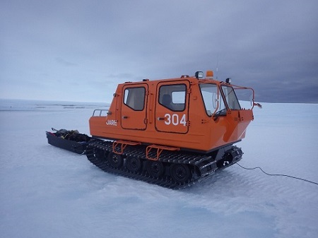 雪上車で海氷上に出てきているアザラシを捜索