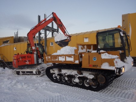 ショベルカーで雪をすくって、クローラーダンプ（不整地運搬車）で別の場所に移す