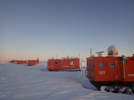 大陸用大型雪上車のメンテナンスも実施