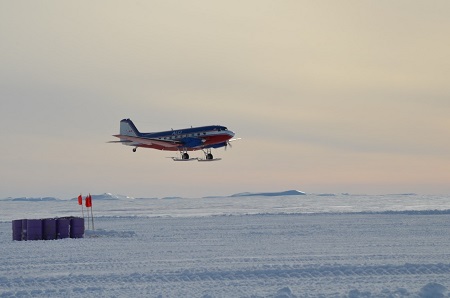 海氷上に作った滑走路に着陸する飛行機