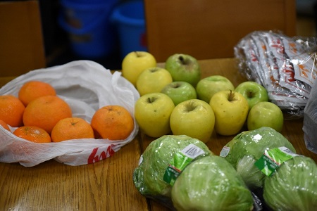 先遣隊から新鮮な果物と野菜をプレゼントしていただきました