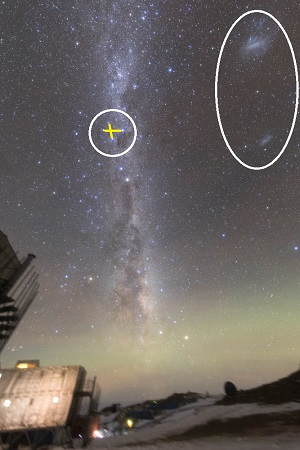 昭和基地上の星空【中央に南十字星、右側にマゼラン星雲（上：大マゼラン星雲、下：小マゼラン星雲）】