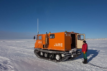 雪上車に制御用の計算機を乗せ、 無線で飛行機の状態を確認したり飛行区域を指示します