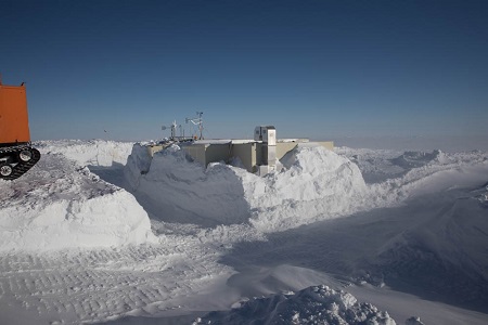 3台の雪上車を使用し、2日かけて建物の底面付近まで掘削することができました