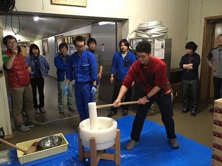 餅をつく隊員たち