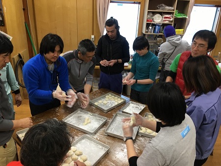 ついた餅を成形する