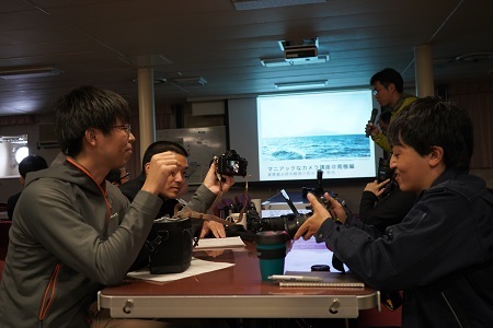 「マニアックなカメラ講座＠南極編」と題して オーロラ撮影や船上での注意点などをレクチャーいただいた