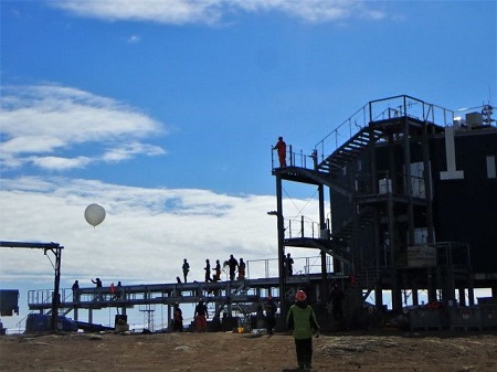 放球デッキの建設：高層気象観測装置をつけた気球を放つ デッキ建設作業が一段落し、試験的に放球をするところ